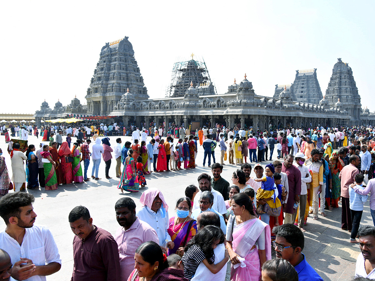 Karthika Masam : Devotees Rush To Yadadri Temple Photo Gallery - Sakshi15