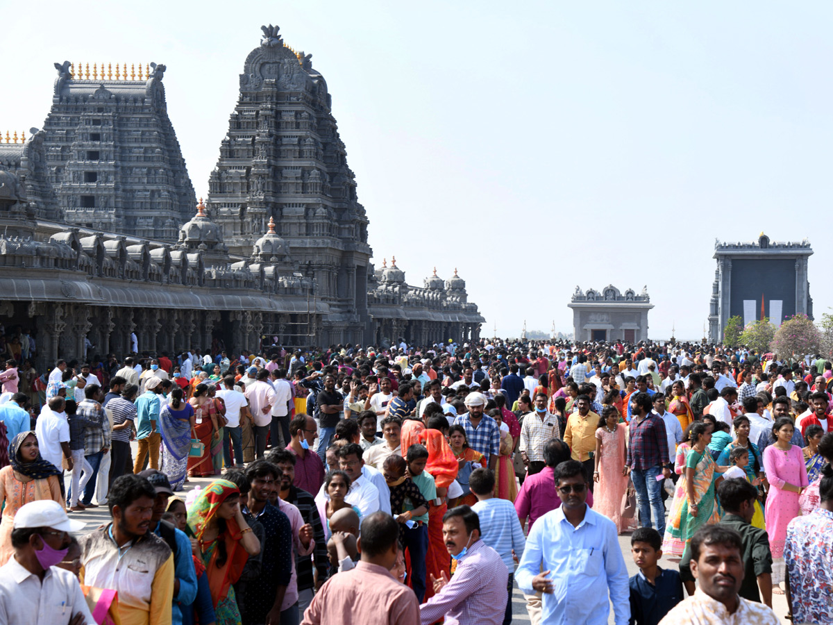 Karthika Masam : Devotees Rush To Yadadri Temple Photo Gallery - Sakshi16