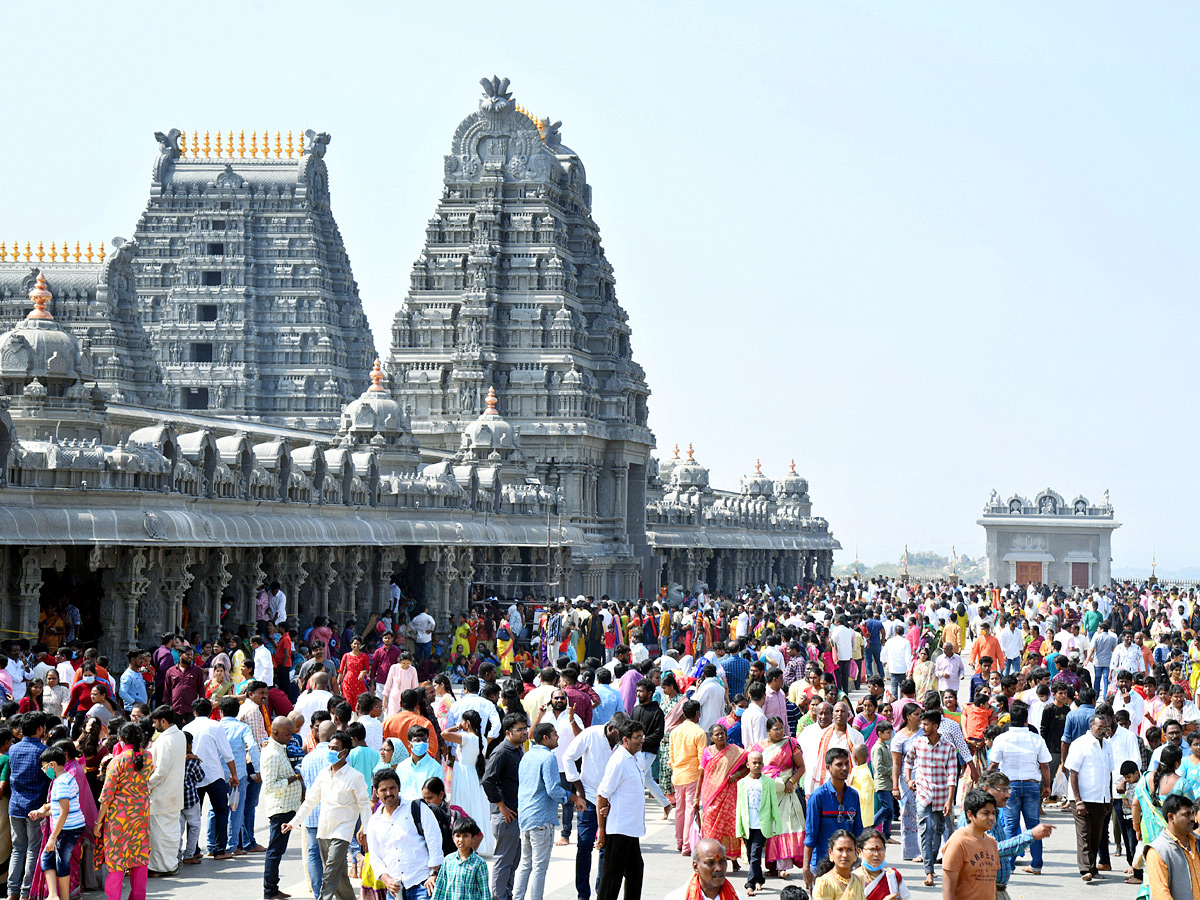 Karthika Masam : Devotees Rush To Yadadri Temple Photo Gallery - Sakshi18