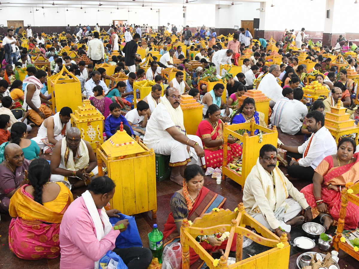 Karthika Masam : Devotees Rush To Yadadri Temple Photo Gallery - Sakshi19