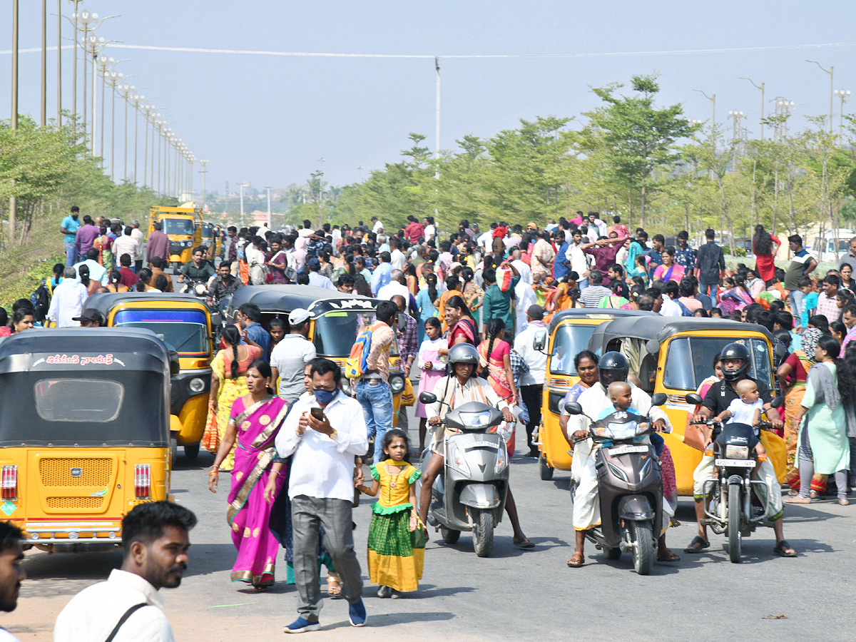 Karthika Masam : Devotees Rush To Yadadri Temple Photo Gallery - Sakshi20