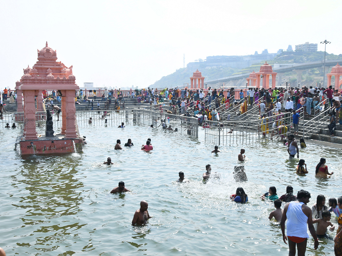 Karthika Masam : Devotees Rush To Yadadri Temple Photo Gallery - Sakshi3