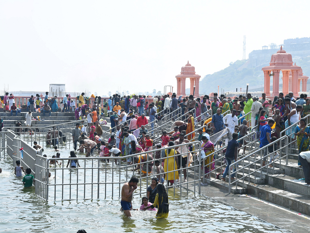 Karthika Masam : Devotees Rush To Yadadri Temple Photo Gallery - Sakshi4