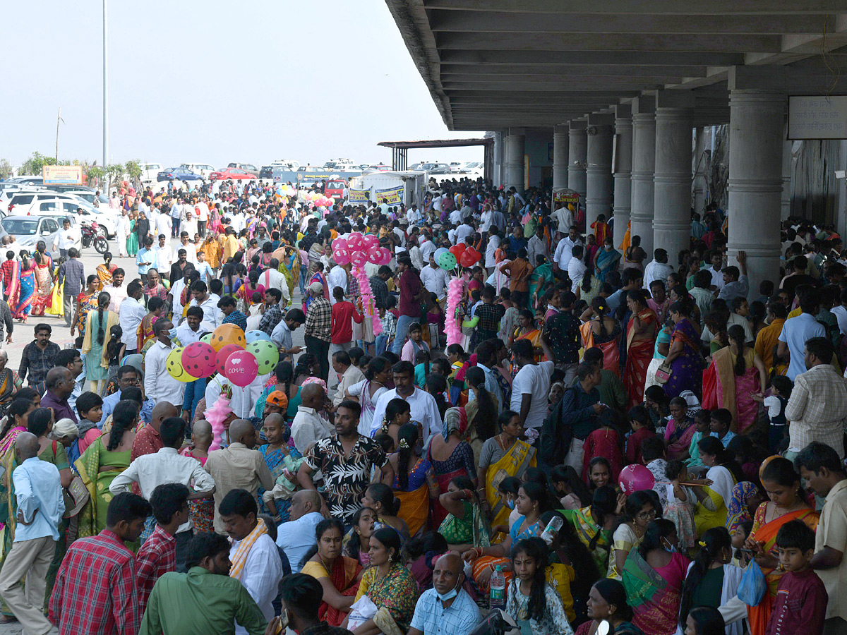 Karthika Masam : Devotees Rush To Yadadri Temple Photo Gallery - Sakshi8