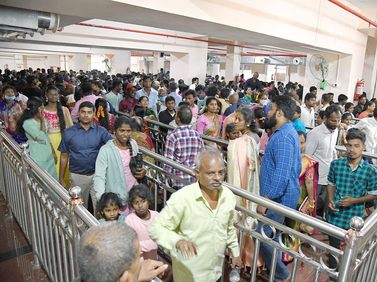 Karthika Masam : Devotees Rush To Yadadri Temple Photo Gallery - Sakshi9