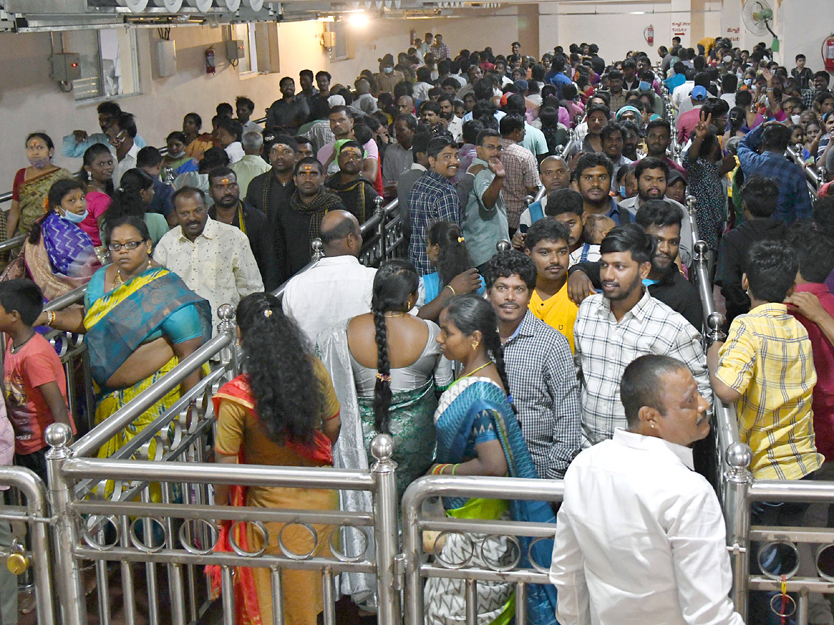 Karthika Masam : Devotees Rush To Yadadri Temple Photo Gallery - Sakshi10