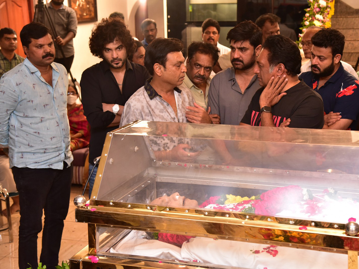 Superstar Krishna Demise: Tollywood Celebrities Console Mahesh Babu Photos - Sakshi67