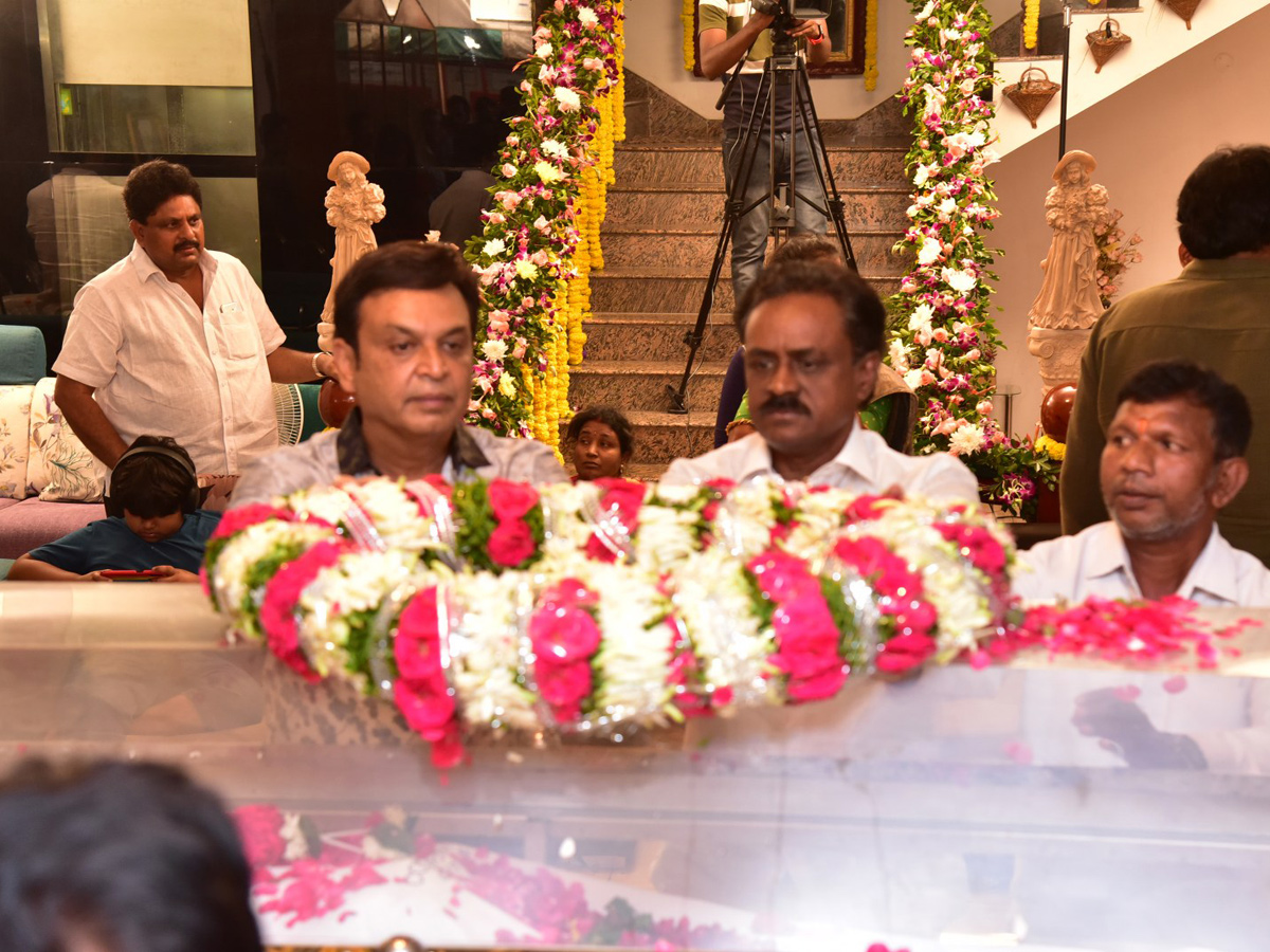 Superstar Krishna Demise: Tollywood Celebrities Console Mahesh Babu Photos - Sakshi69