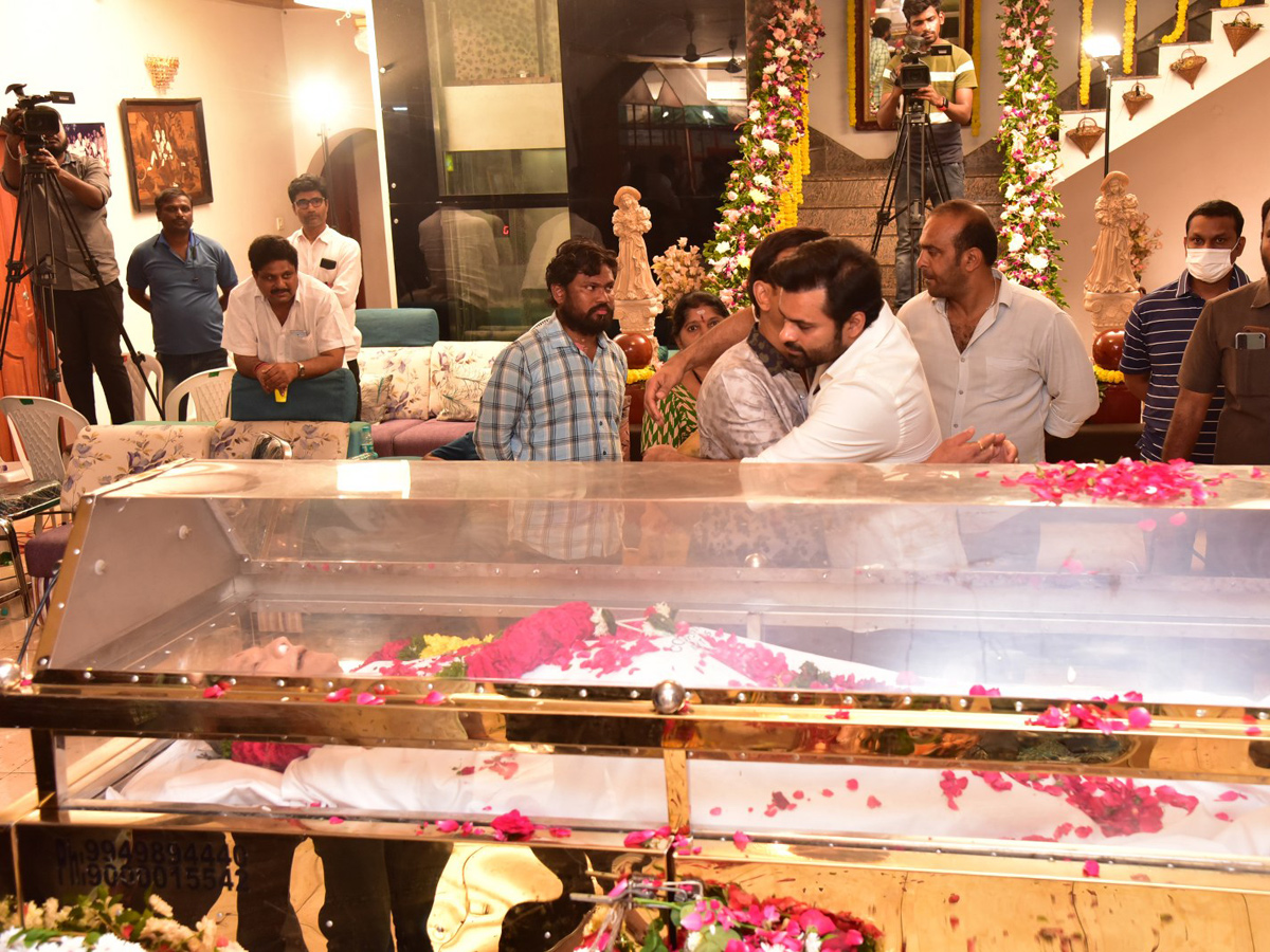 Superstar Krishna Demise: Tollywood Celebrities Console Mahesh Babu Photos - Sakshi70