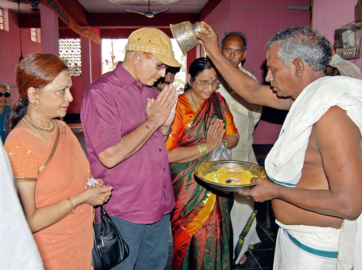 Superstar Krishna Death: Krishna With Parents And Family Photos - Sakshi6
