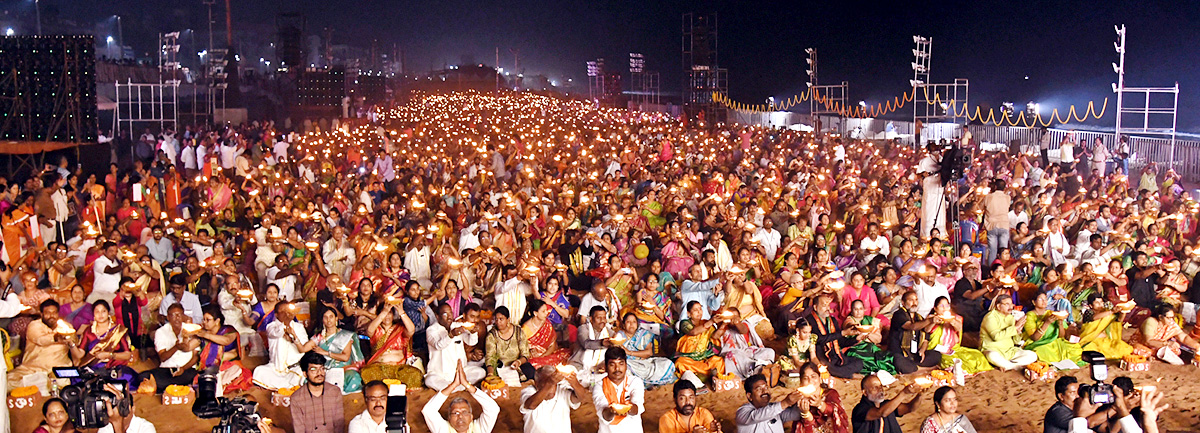 Karthika Deepotsavam In RK Beach Visakhapatnam - Sakshi8