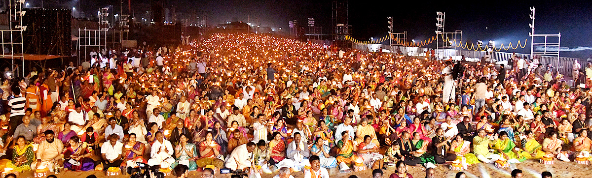 Karthika Deepotsavam In RK Beach Visakhapatnam - Sakshi9