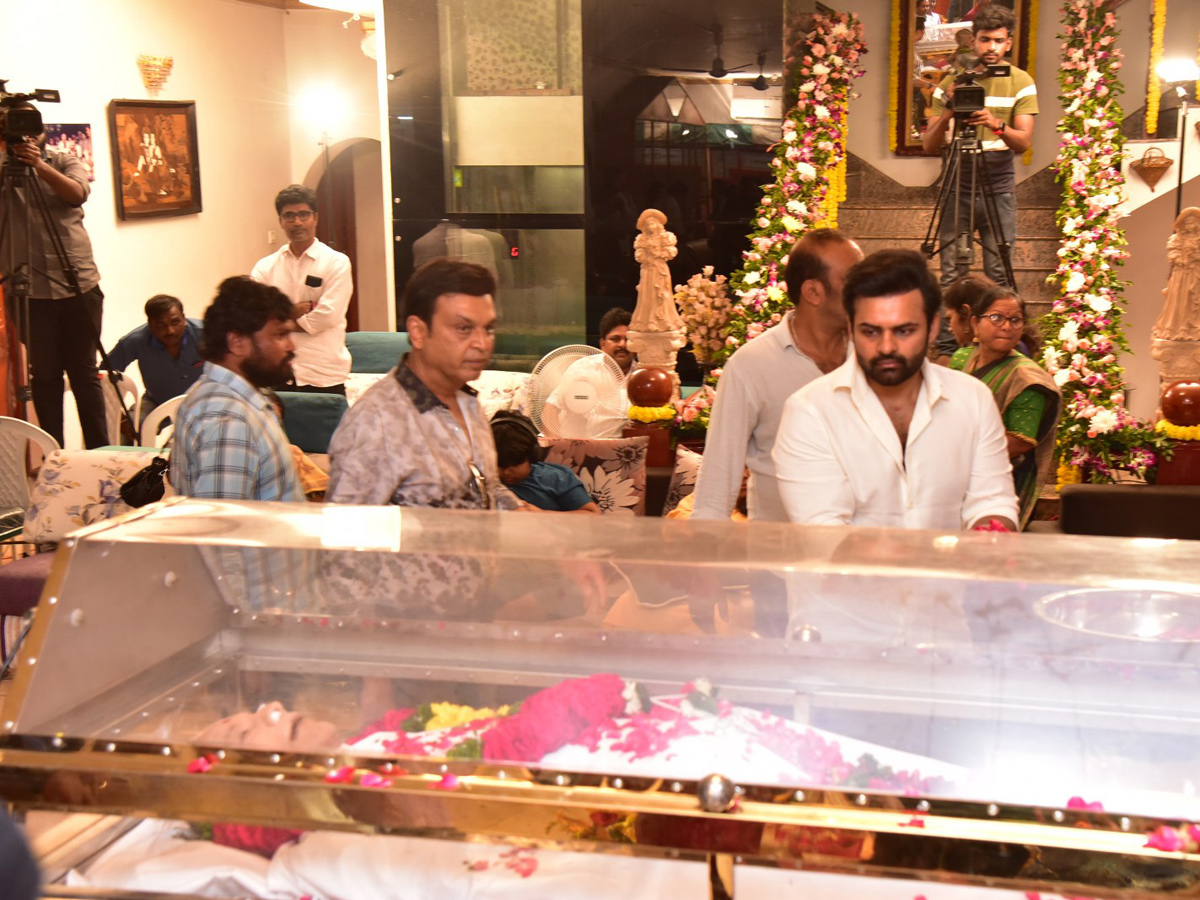 Superstar Krishna Demise: Tollywood Celebrities Console Mahesh Babu Photos - Sakshi74