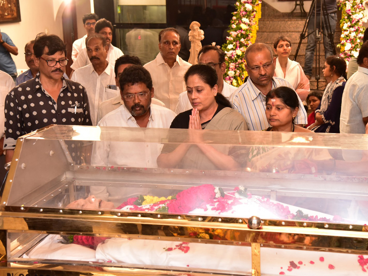 Superstar Krishna Demise: Tollywood Celebrities Console Mahesh Babu Photos - Sakshi76