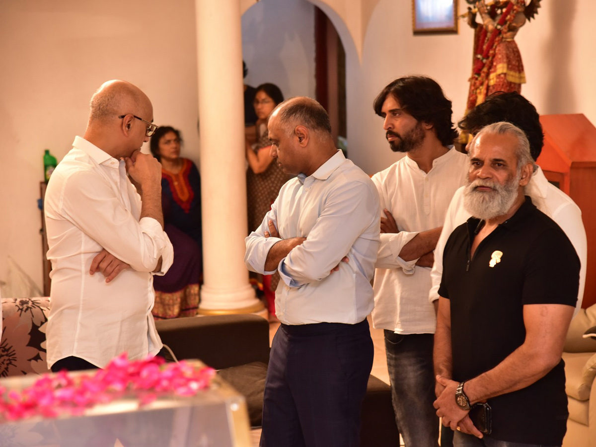 Superstar Krishna Demise: Tollywood Celebrities Console Mahesh Babu Photos - Sakshi77