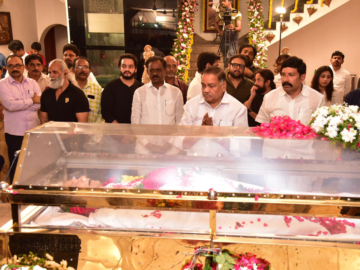 Superstar Krishna Demise: Tollywood Celebrities Console Mahesh Babu Photos - Sakshi60