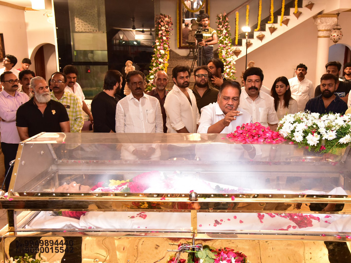 Superstar Krishna Demise: Tollywood Celebrities Console Mahesh Babu Photos - Sakshi61