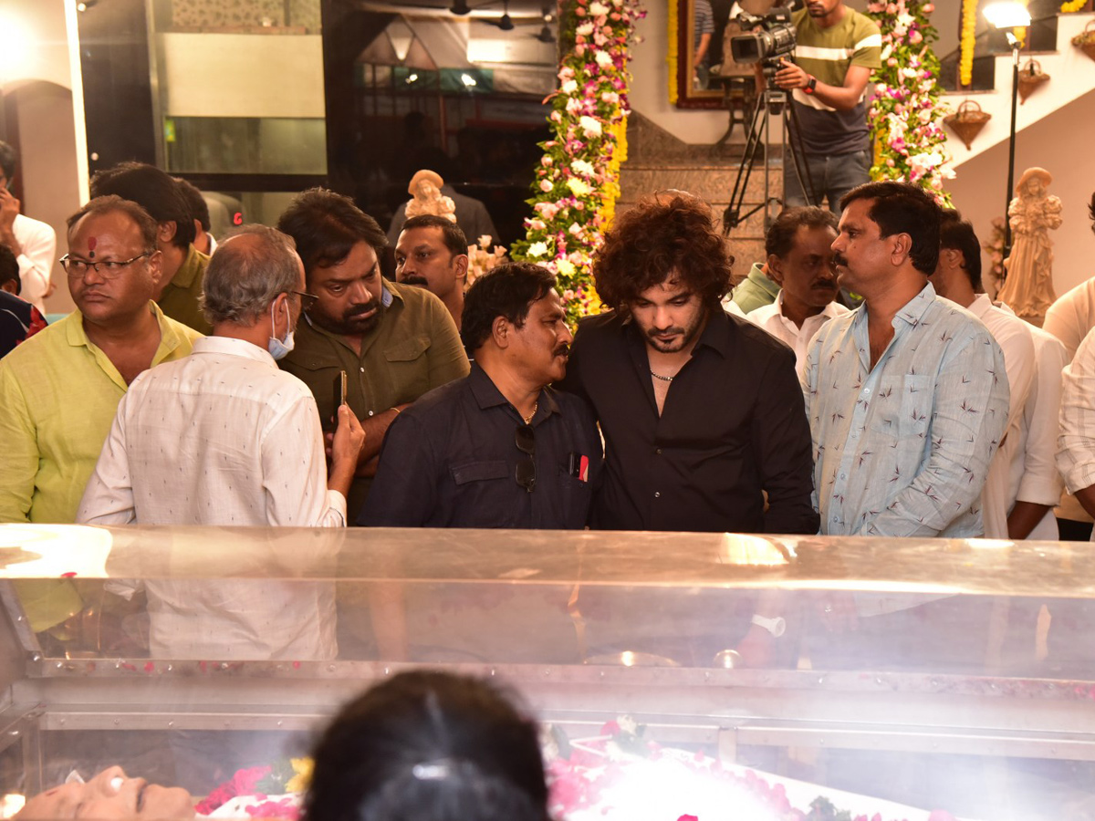 Superstar Krishna Demise: Tollywood Celebrities Console Mahesh Babu Photos - Sakshi65