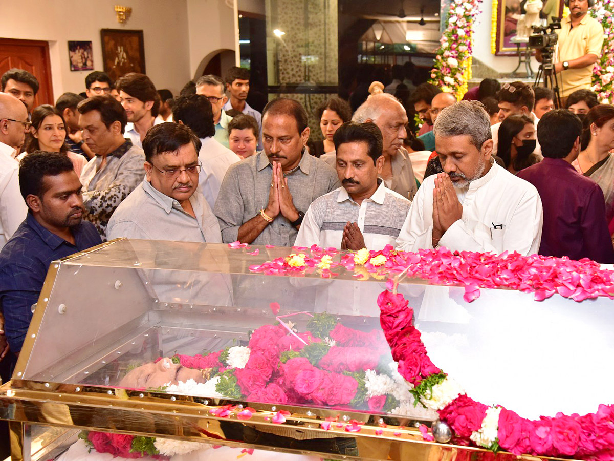Superstar Krishna Demise: Tollywood Celebrities Console Mahesh Babu - Sakshi12