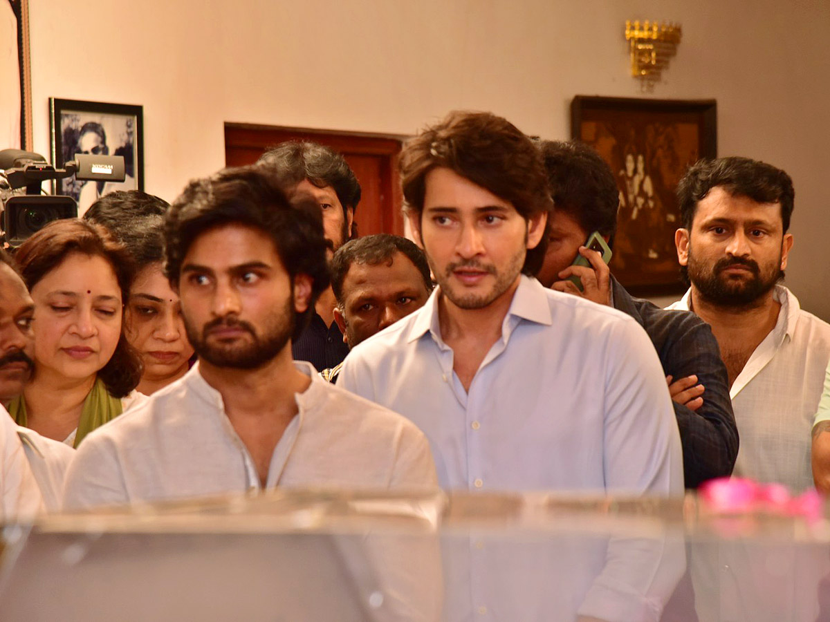 Superstar Krishna Demise: Tollywood Celebrities Console Mahesh Babu - Sakshi14