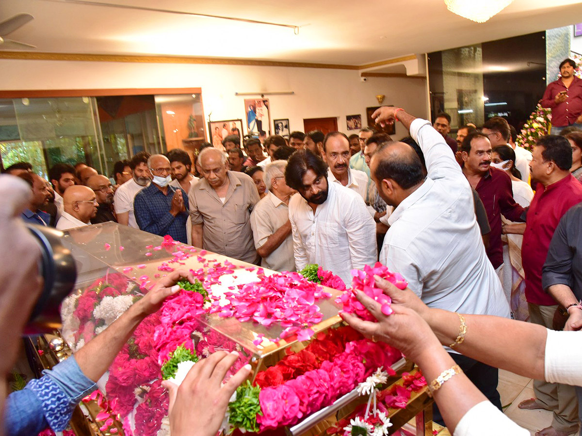 Superstar Krishna Demise: Tollywood Celebrities Console Mahesh Babu - Sakshi15