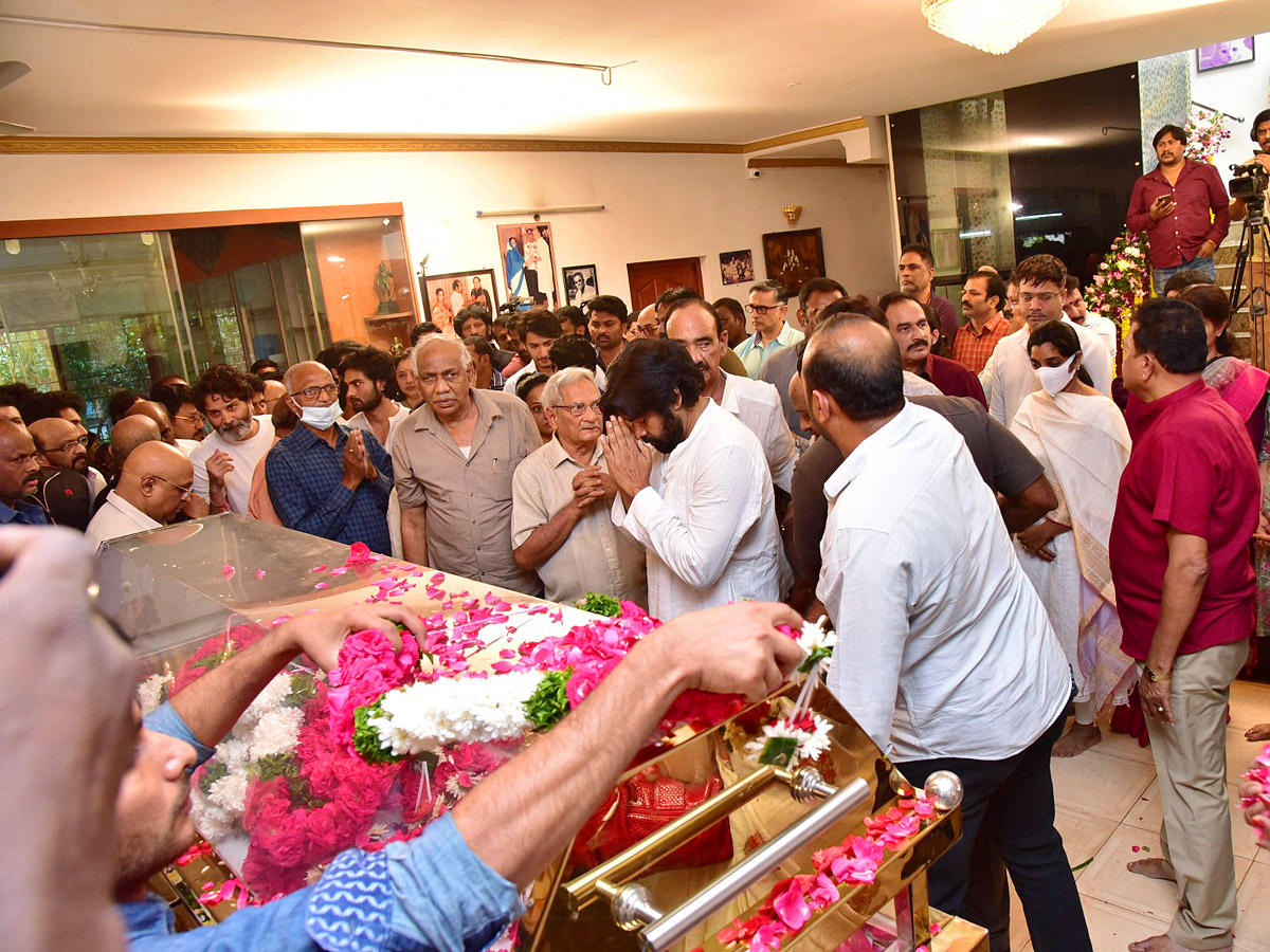 Superstar Krishna Demise: Tollywood Celebrities Console Mahesh Babu - Sakshi16