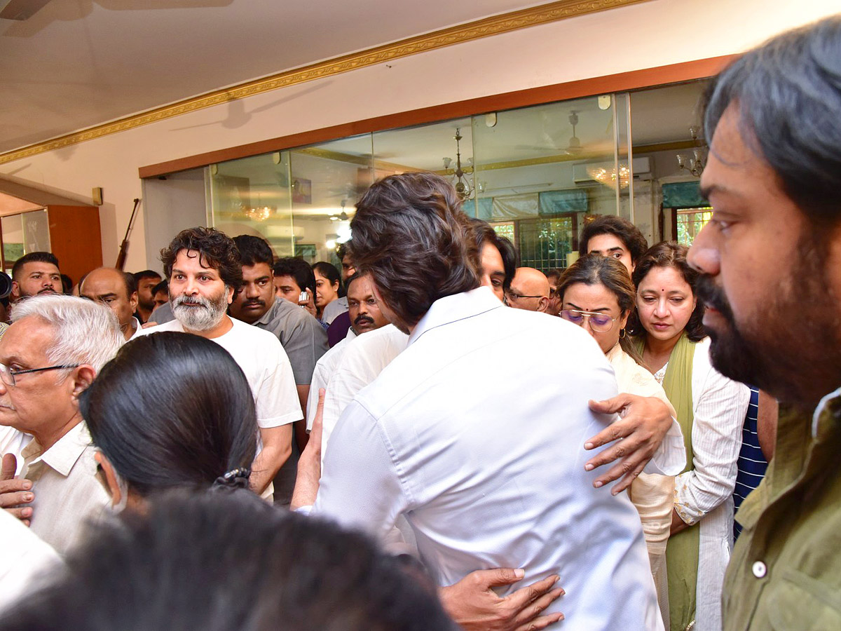 Superstar Krishna Demise: Tollywood Celebrities Console Mahesh Babu - Sakshi17