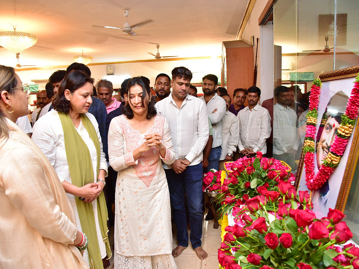 Superstar Krishna Demise: Tollywood Celebrities Console Mahesh Babu - Sakshi21