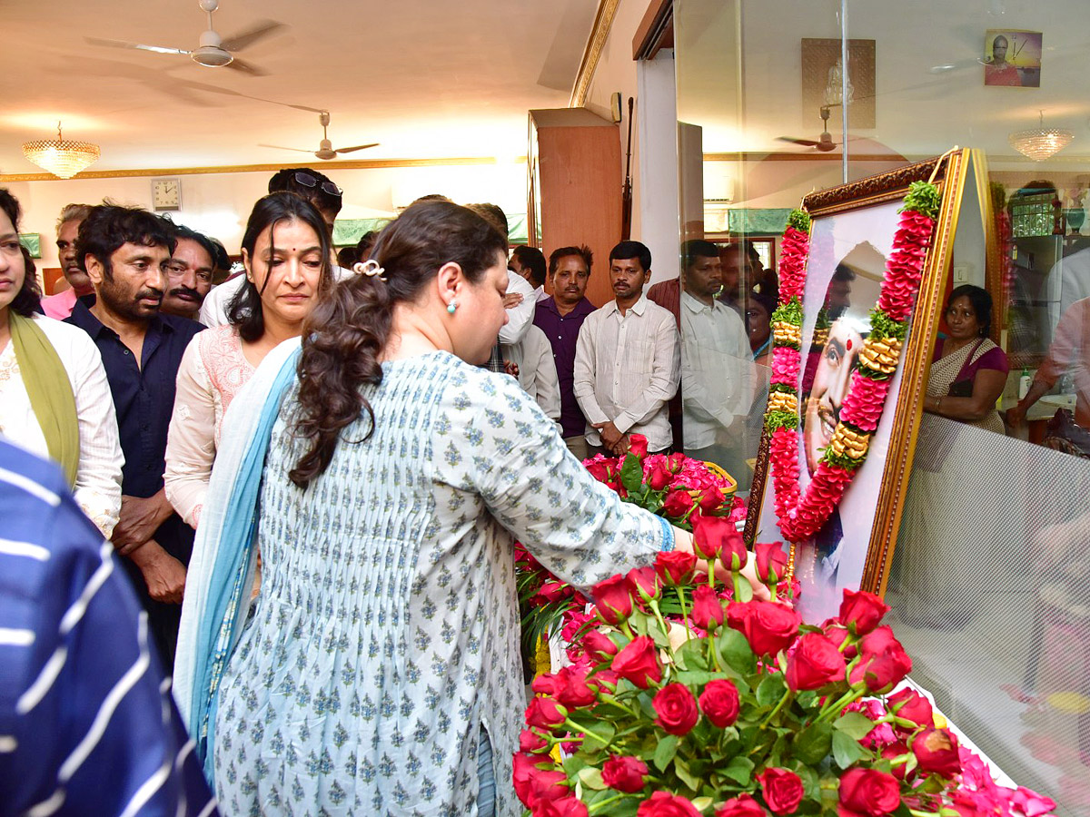 Superstar Krishna Demise: Tollywood Celebrities Console Mahesh Babu - Sakshi22