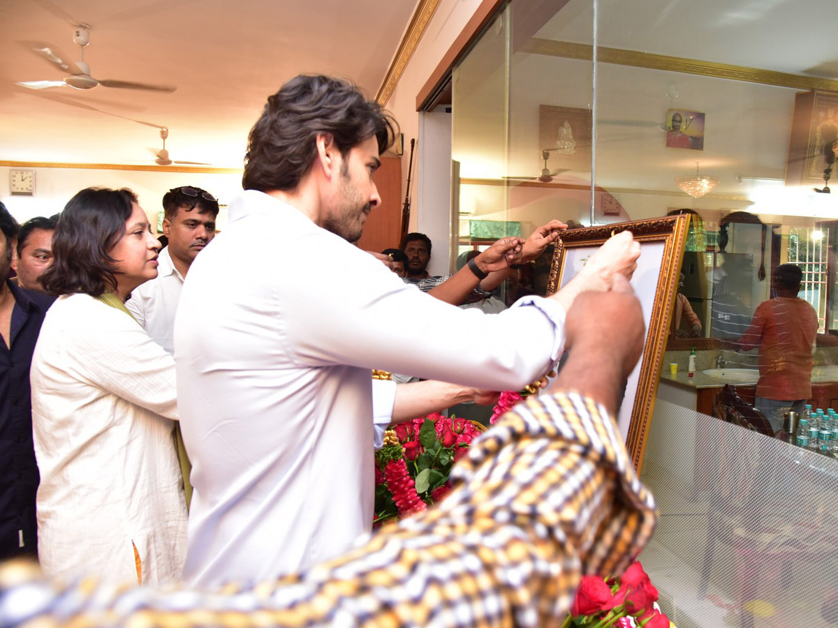 Superstar Krishna Demise: Tollywood Celebrities Console Mahesh Babu - Sakshi24