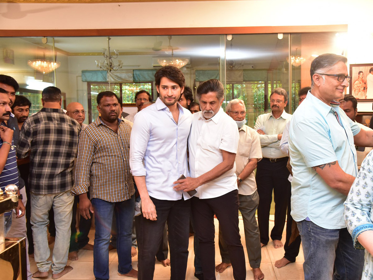 Superstar Krishna Demise: Tollywood Celebrities Console Mahesh Babu - Sakshi26