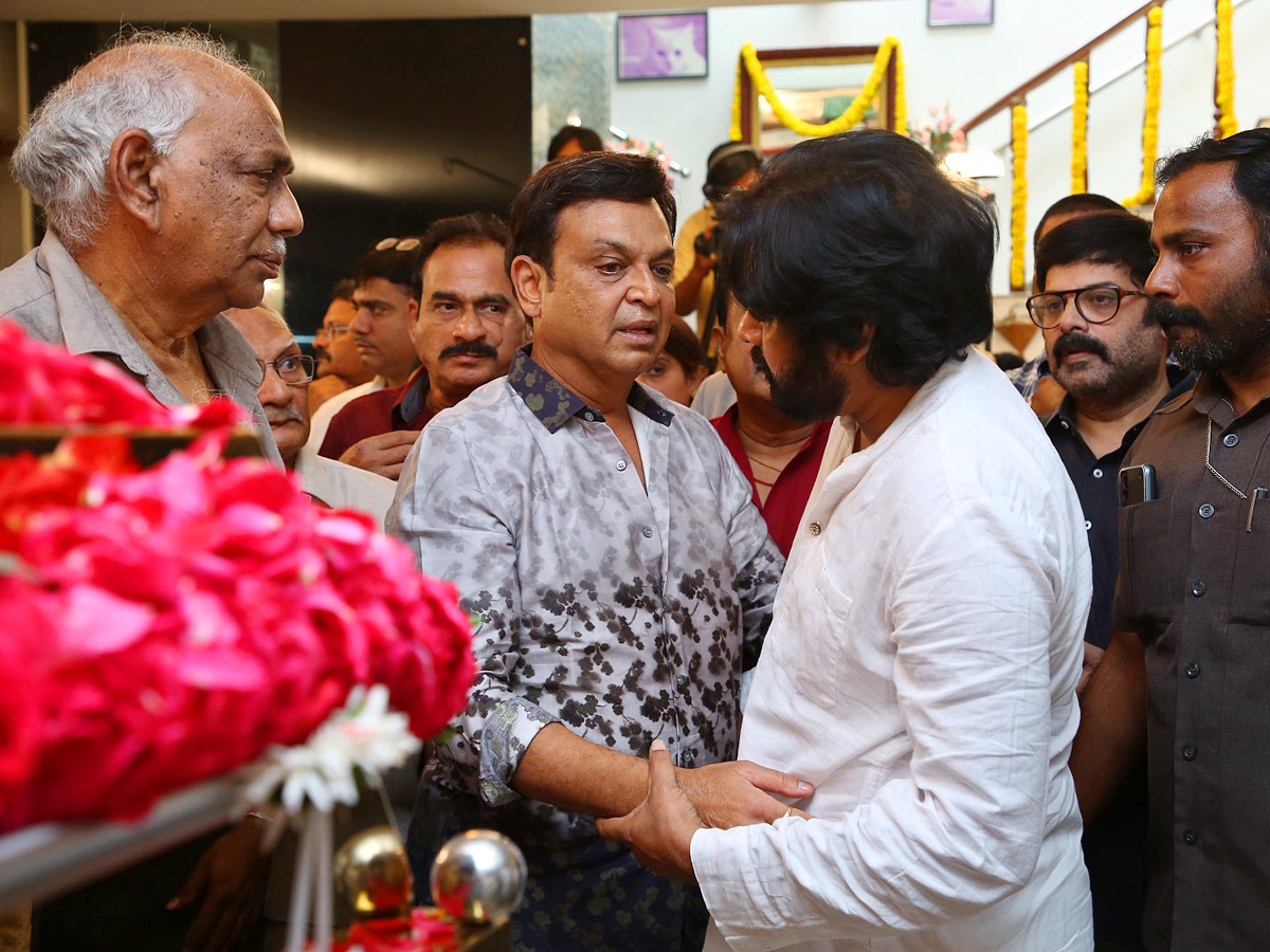 Superstar Krishna Demise: Tollywood Celebrities Console Mahesh Babu - Sakshi29