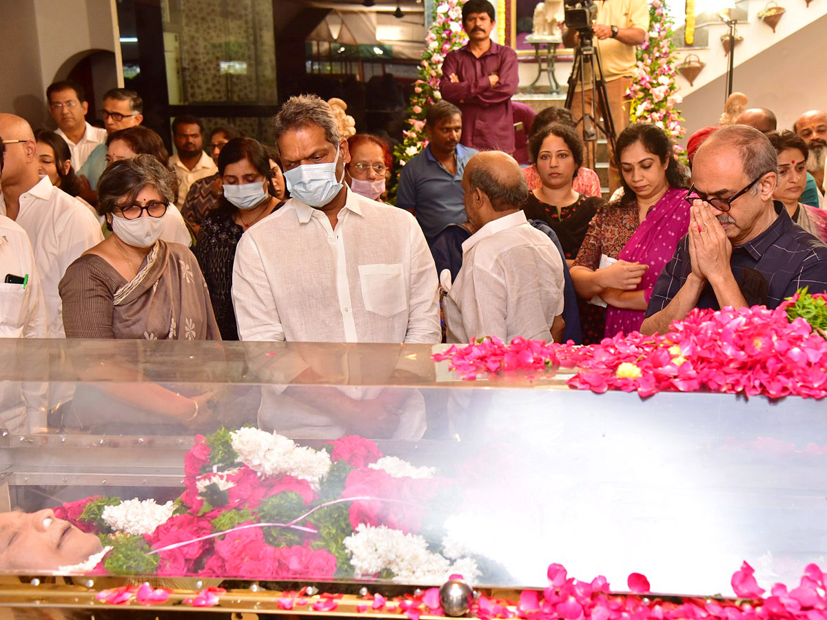 Superstar Krishna Demise: Tollywood Celebrities Console Mahesh Babu - Sakshi4