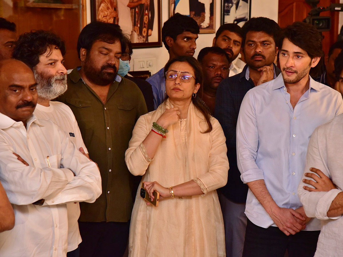 Superstar Krishna Demise: Tollywood Celebrities Console Mahesh Babu - Sakshi5