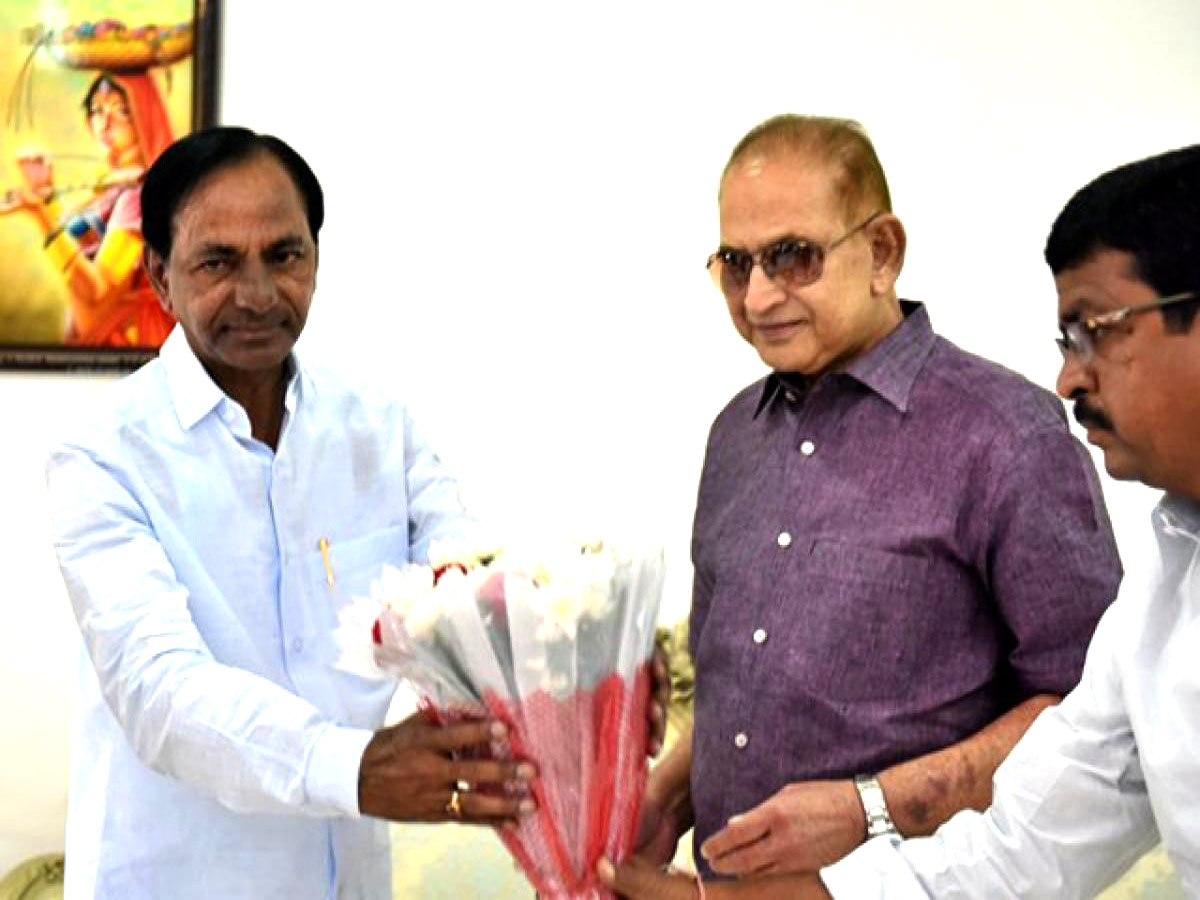 Rare Pictures Of Krishna Met With Political And Cine Celebrities - Sakshi2