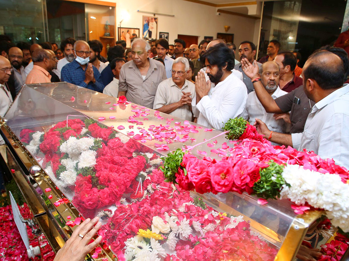 Superstar Krishna Death: Cine Celebrities, Politicians Pay Tributes, Photo Gallery Viral - Sakshi46