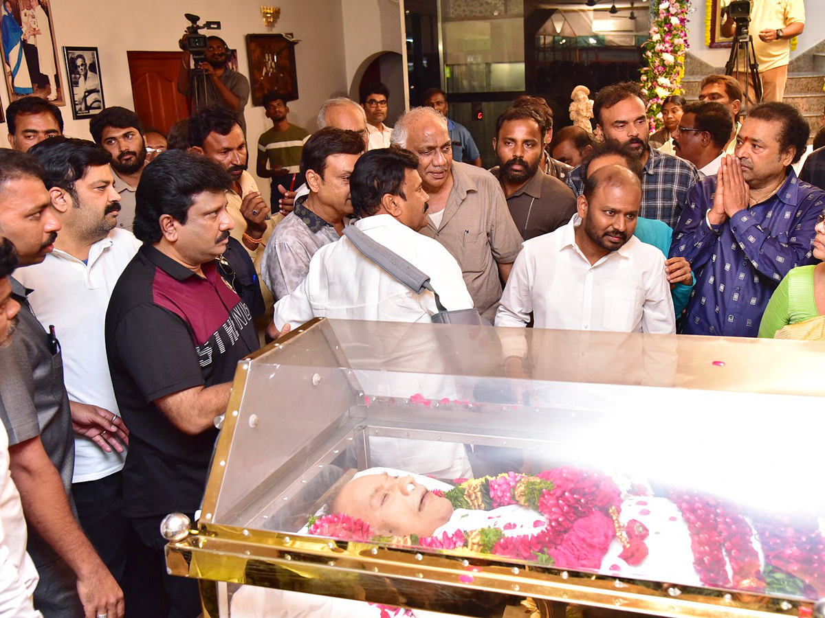 Superstar Krishna Demise: Tollywood Celebrities Console Mahesh Babu Photos - Sakshi10