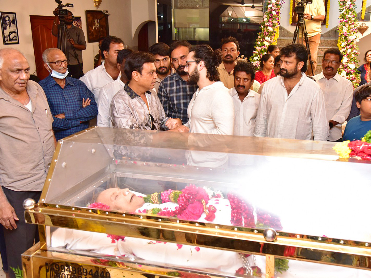 Superstar Krishna Demise: Tollywood Celebrities Console Mahesh Babu Photos - Sakshi13
