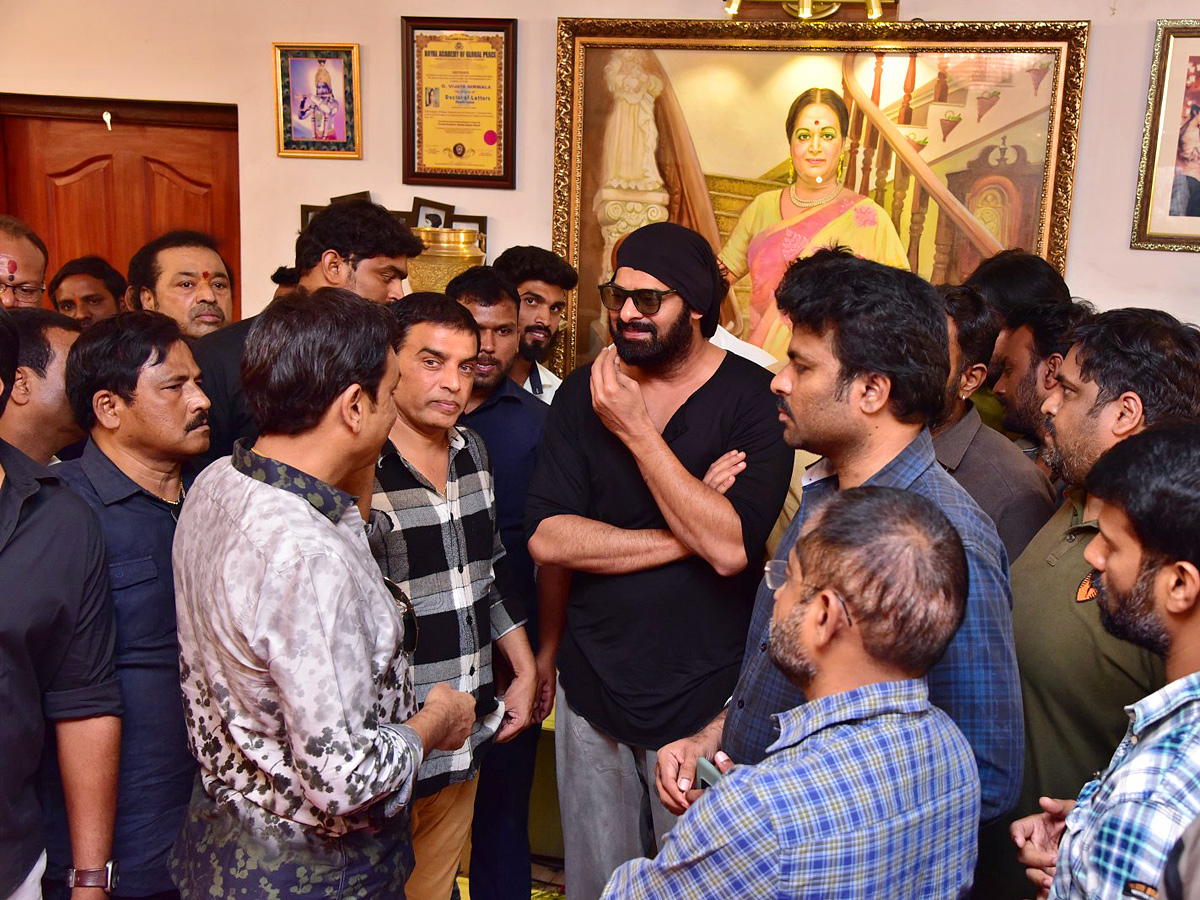 Superstar Krishna Demise: Tollywood Celebrities Console Mahesh Babu Photos - Sakshi17