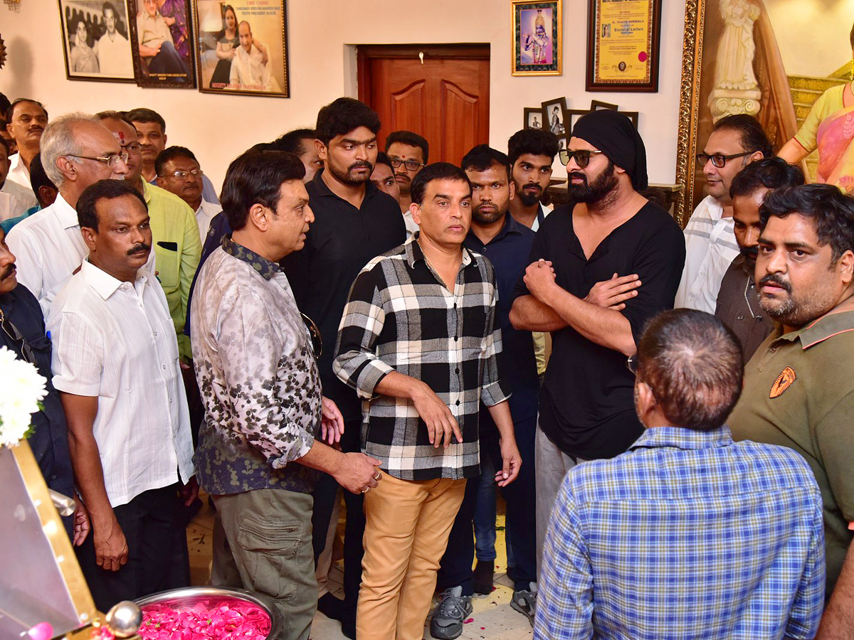 Superstar Krishna Demise: Tollywood Celebrities Console Mahesh Babu Photos - Sakshi18