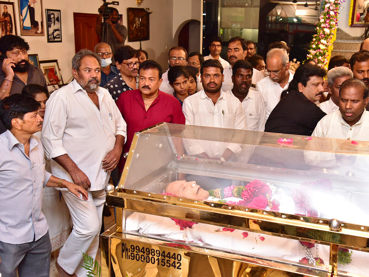 Superstar Krishna Demise: Tollywood Celebrities Console Mahesh Babu Photos - Sakshi24