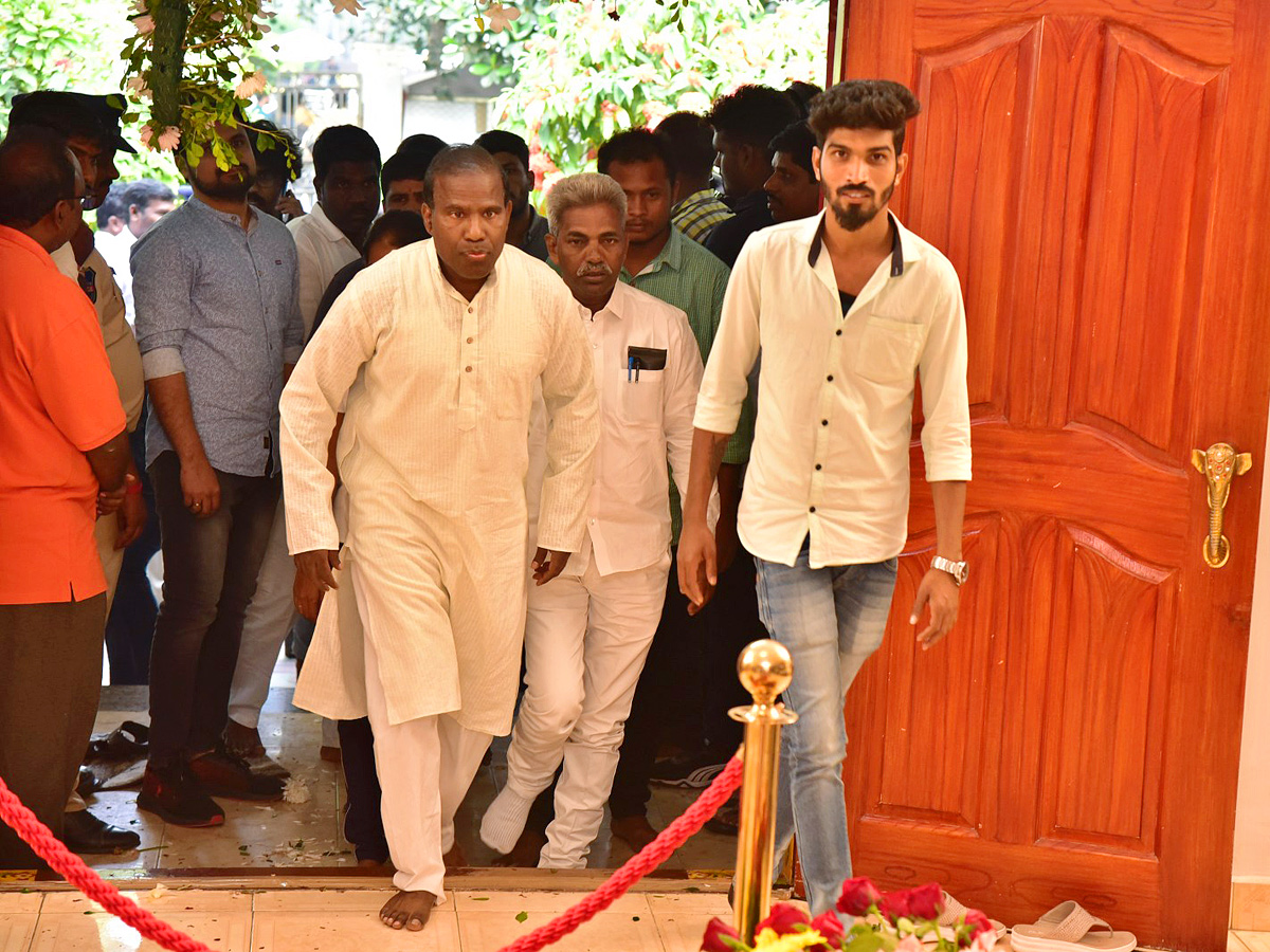 Superstar Krishna Demise: Tollywood Celebrities Console Mahesh Babu Photos - Sakshi26