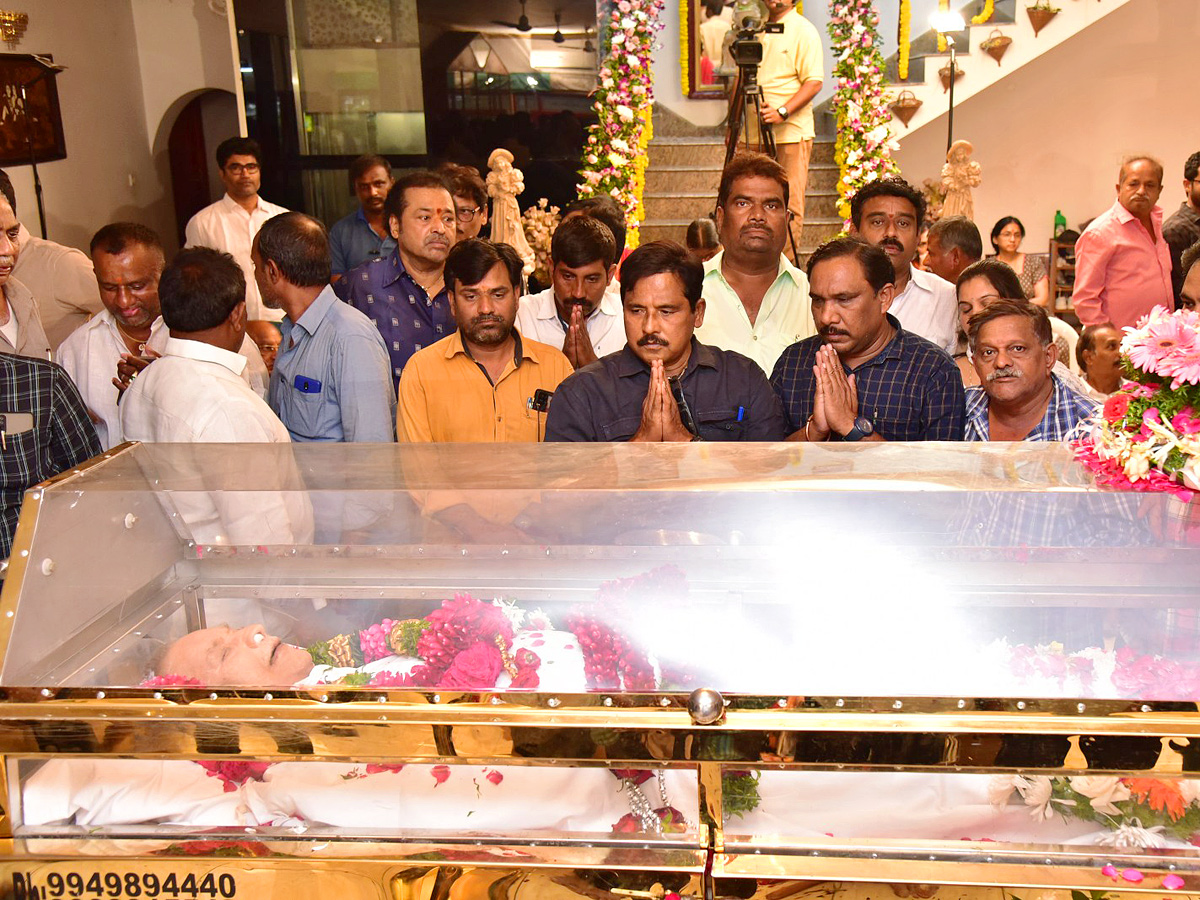 Superstar Krishna Demise: Tollywood Celebrities Console Mahesh Babu Photos - Sakshi27