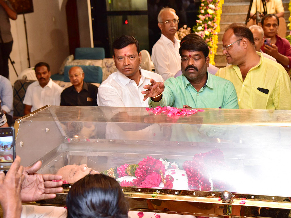 Superstar Krishna Demise: Tollywood Celebrities Console Mahesh Babu Photos - Sakshi28