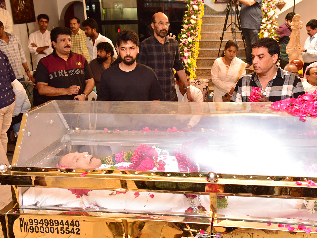Superstar Krishna Demise: Tollywood Celebrities Console Mahesh Babu Photos - Sakshi31