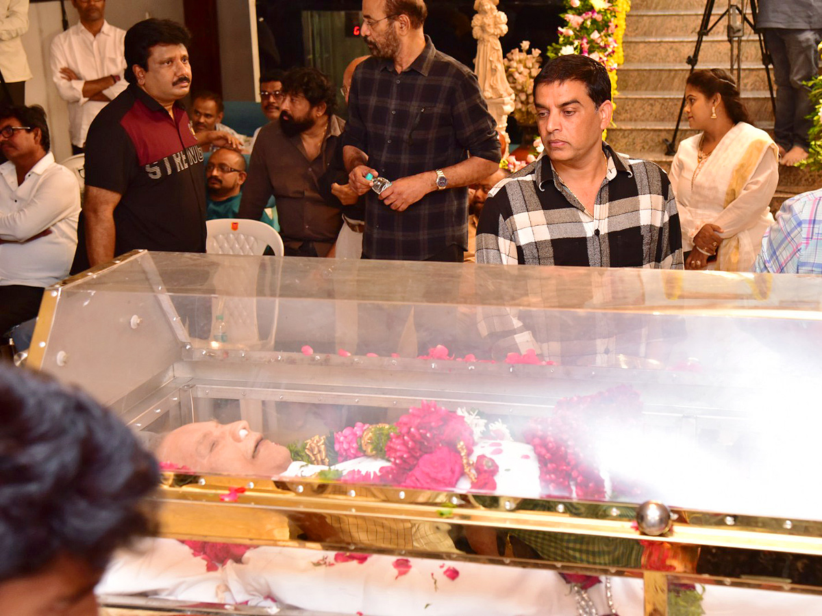 Superstar Krishna Demise: Tollywood Celebrities Console Mahesh Babu Photos - Sakshi32