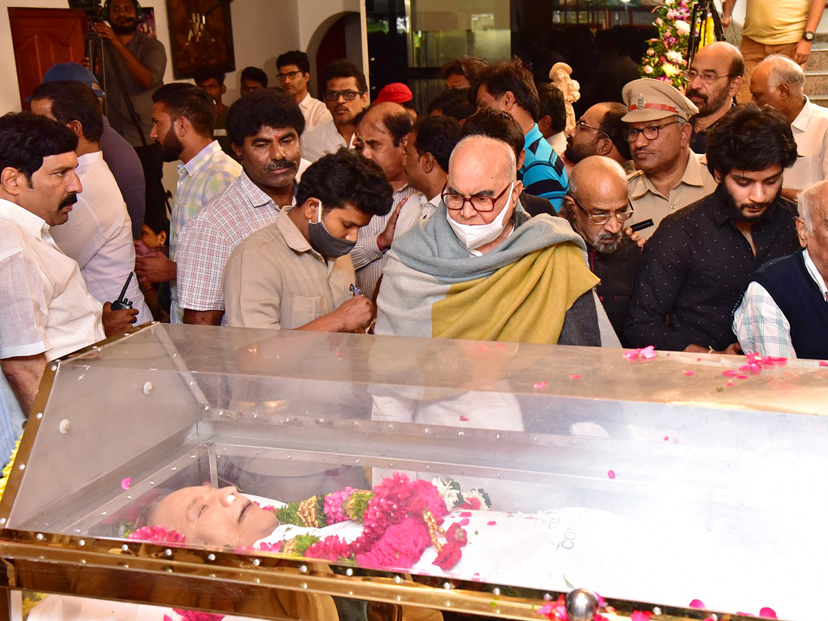 Superstar Krishna Demise: Tollywood Celebrities Console Mahesh Babu Photos - Sakshi35