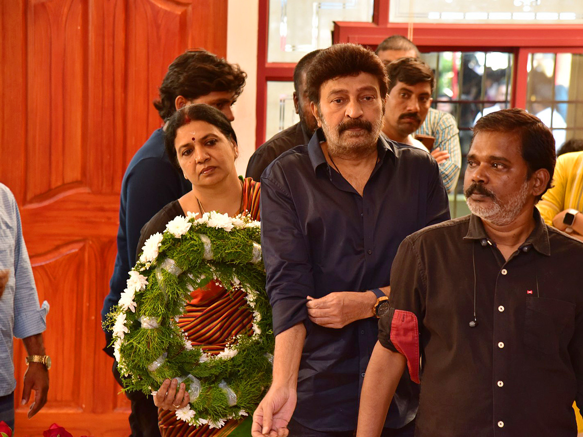 Superstar Krishna Demise: Tollywood Celebrities Console Mahesh Babu Photos - Sakshi39