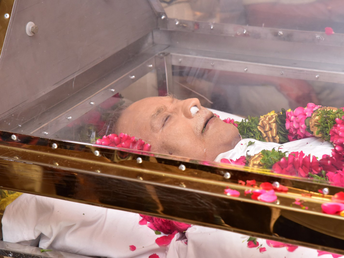 Superstar Krishna Demise: Tollywood Celebrities Console Mahesh Babu Photos - Sakshi43