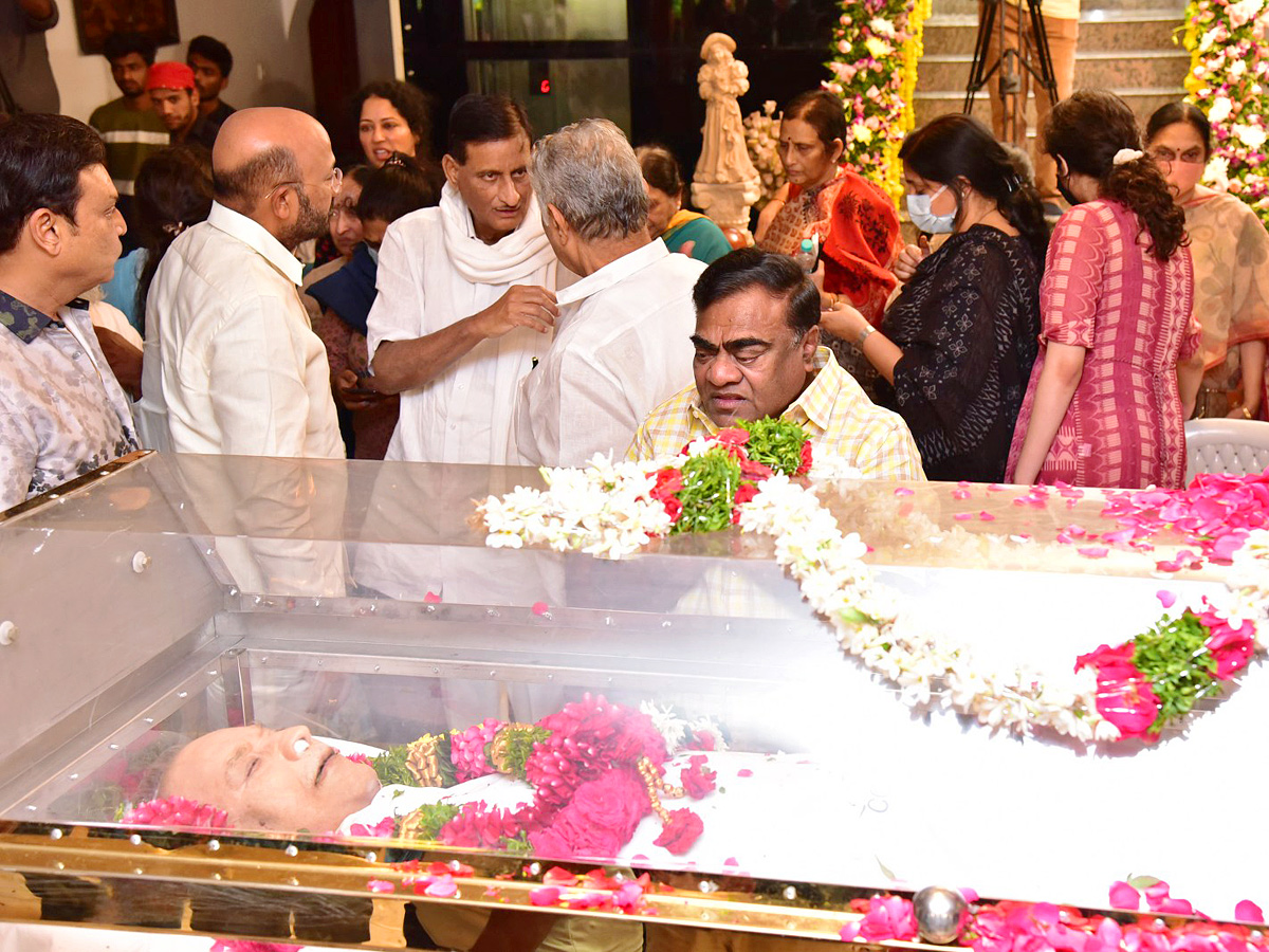 Superstar Krishna Demise: Tollywood Celebrities Console Mahesh Babu Photos - Sakshi44
